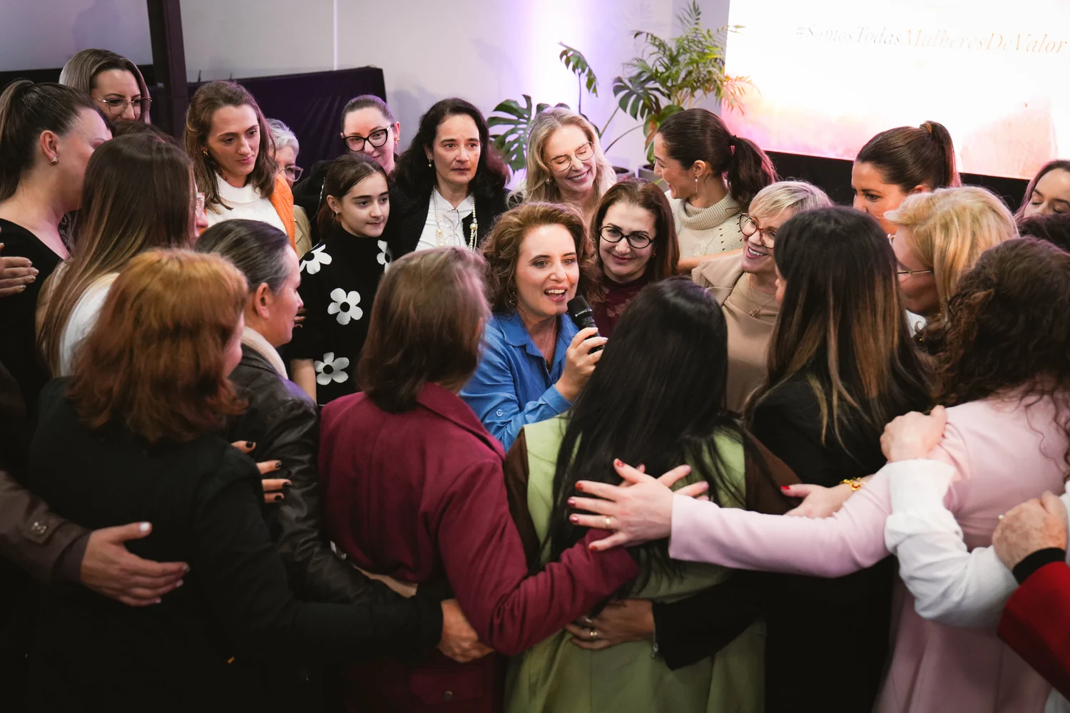 Mulheres reunidas em um círculo de acolhimento e conexão em um encontro do Mulheres de Valor
