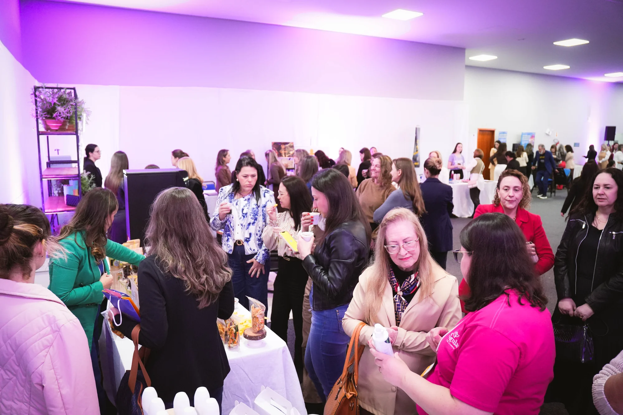 Mulheres conversando e convivendo durante um encontro do movimento